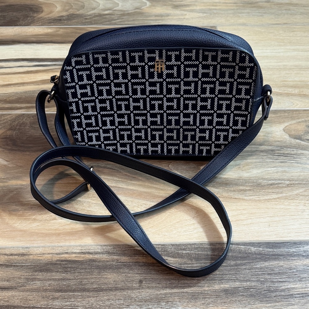 Tommy Hilfiger Crossbody Purse – Gently Used